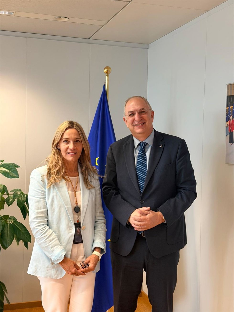La eurodiputada del PP Susana Solís, con el comisario europeo de Pesca, Costas Kadis.