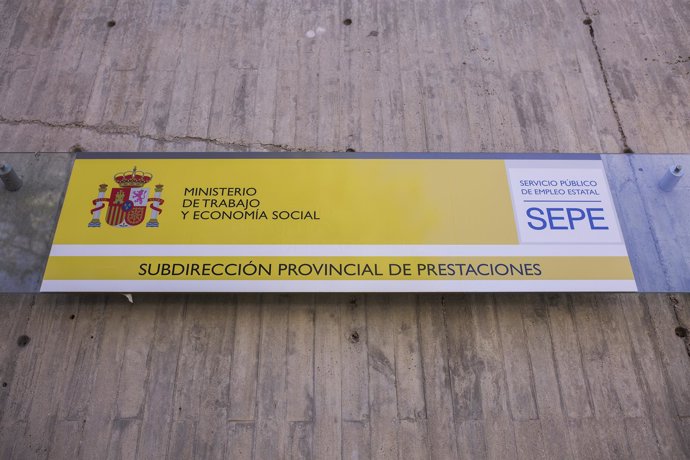 El paro cae en 2.938 personas en mayo en Galicia, un 2,62%, por encima de la media, hasta 109.355 desempleados Archivo - Cartel de una oficina del SEPE el día en el que se han conocido los datos de paro de marzo, a 6 de abril de 2021, en Madrid (España). El número de parados registrados en las oficinas de los servicios públicos de empleo (antiguo Inem) bajó en 59.