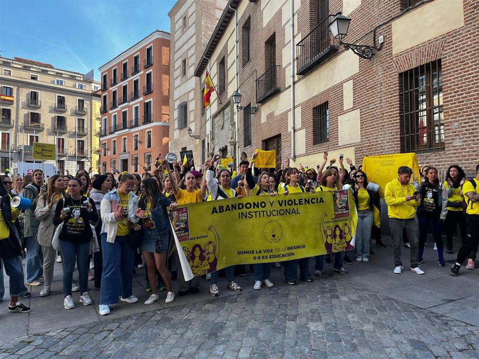 Trabajadoras de escuelas infantiles en huelga desde el pasado 7 de abril, concentradas en Plaza de la Villa