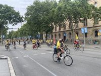 Els docents fan bicicletades per la Gran Via i la Meridiana de Barcelona per reclamar millores