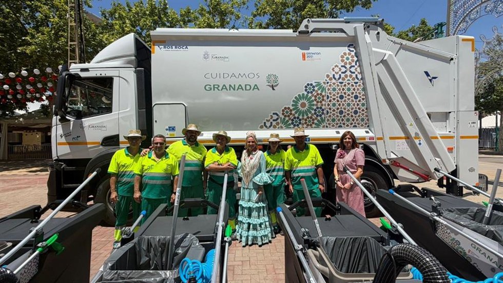 Trabajadores del servicio de limpieza en la ciudad de Granada junto a la alcaldesa, Marifrán Carazo.