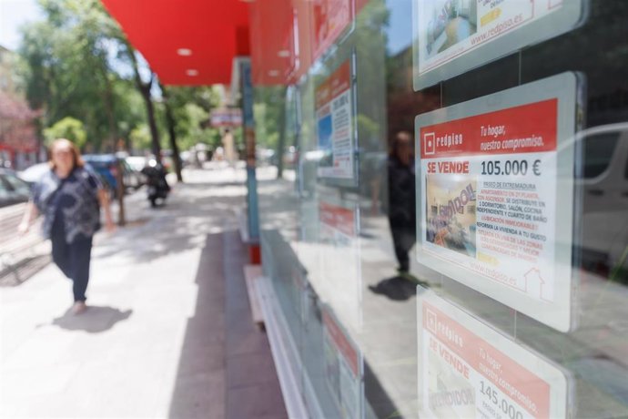 Archivo - Las consultoras y agencias inmobiliarias facturaron 9.400 millones de euros en 2025, un 9% más, según DBK.