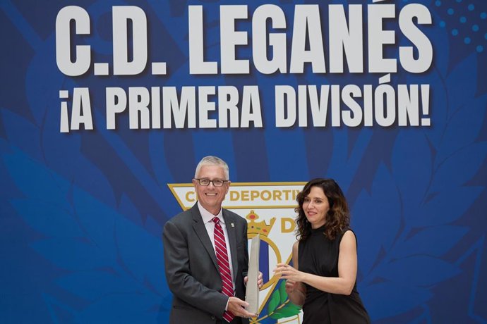 Archivo - La presidenta de la Comunidad de Madrid, Isabel Díaz Ayuso, y el propietario del Leganés, Jeff Luhnow, posan durante el recibimiento de los jugadores, cuerpo técnico y directiva del Club Deportivo Leganés, por su ascenso a Primera División en 20