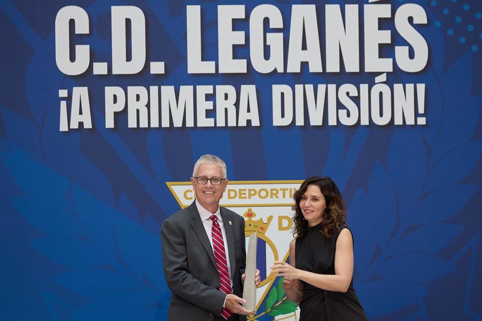 Archivo - La presidenta de la Comunidad de Madrid, Isabel Díaz Ayuso, y el propietario del Leganés, Jeff Luhnow, posan durante el recibimiento de los jugadores, cuerpo técnico y directiva del Club Deportivo Leganés, por su ascenso a Primera División en 20