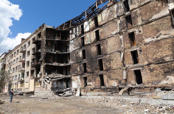 Arxiu.- Edifici d'apartaments residencials amb greus danys estructurals i parets de rajola carbonitzades després d'un atac militar en el districte de Lukianivska de Kíiv, capital d'Ucraïna