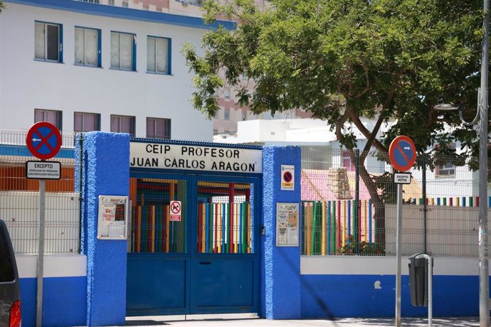 Fachada del CEIP Profesor Juan Carlos Aragón de Cádiz, que pasará a llamarse Adela del Moral. 