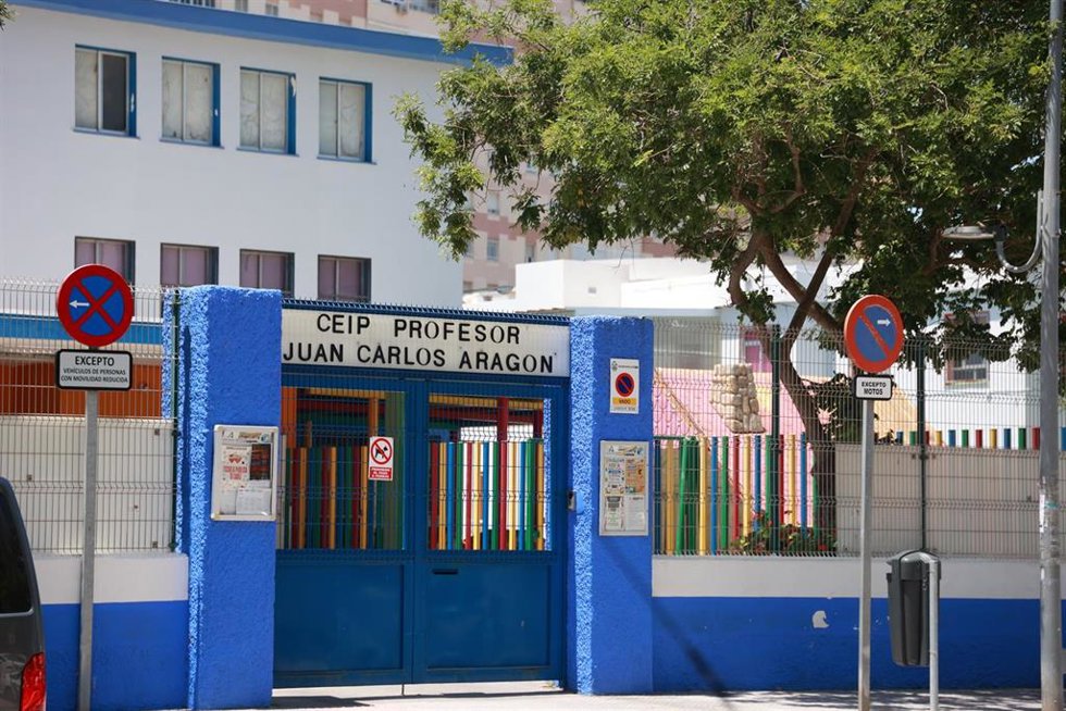 Fachada del CEIP Profesor Juan Carlos Aragón de Cádiz, que pasará a llamarse Adela del Moral. 