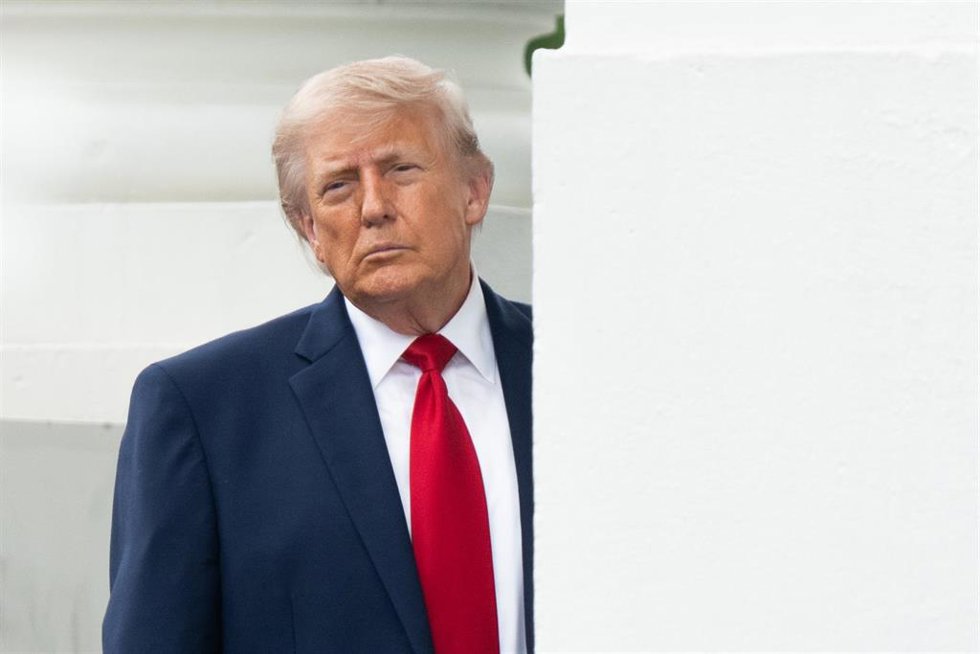 May 25, 2026, Washington, District Of Columbia, USA: United States President Donald J Trump inspects the columns of the North Portico of the White House in Washington DC on Monday, May 25, 2025,Image: 1105552570, License: Rights-managed, Restrictions: , M