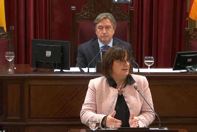Archivo - La vicepresidenta y consellera de Presidencia, Coordinación de la Acción de Gobierno y Cooperación Local, Antònia Maria Estarellas, durante su intervención.