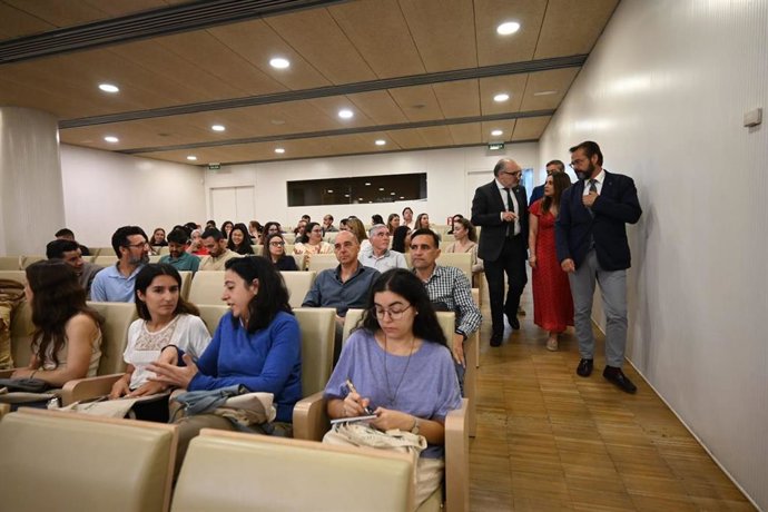 A la inauguración del programa han asistido el delegado del Gobierno andaluz en Granada, Antonio Granados, y el delegado de Justicia, Administración Local y Función Pública, Luis Recuerda.