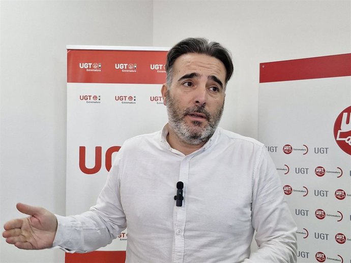 El secretario de Política Institucional y Empleo de UGT Extremadura, Francisco Morcillo, atiende a los medios