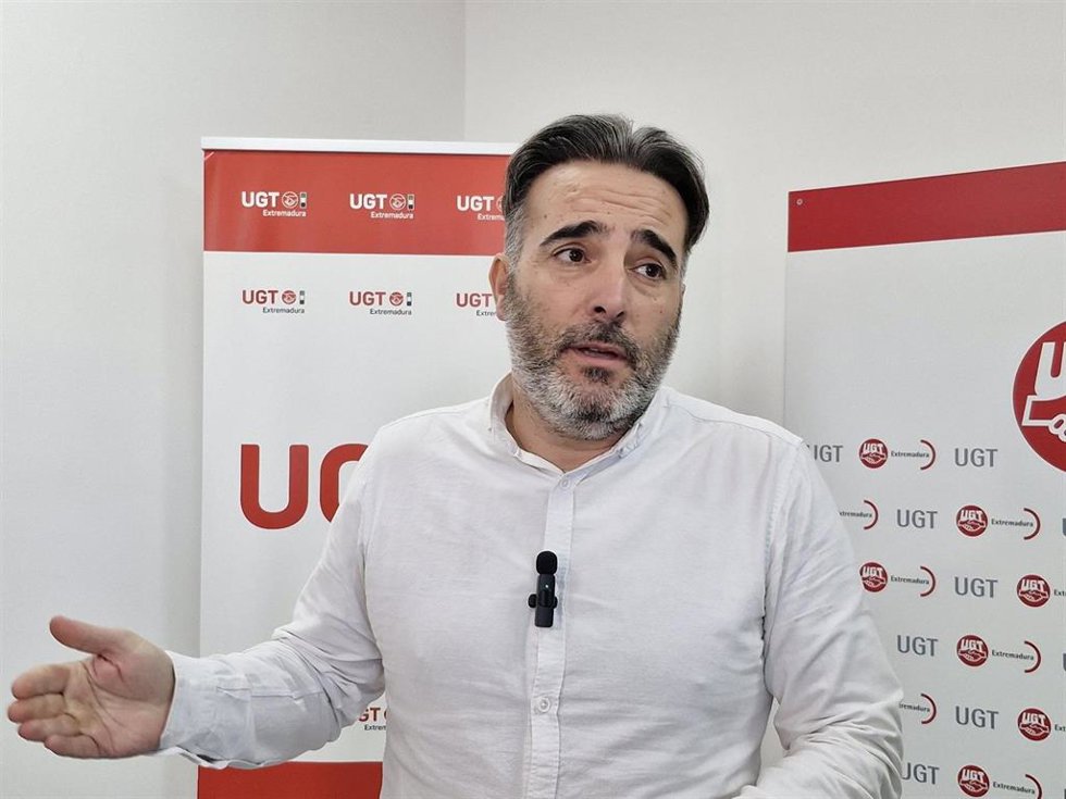 El secretario de Política Institucional y Empleo de UGT Extremadura, Francisco Morcillo, atiende a los medios