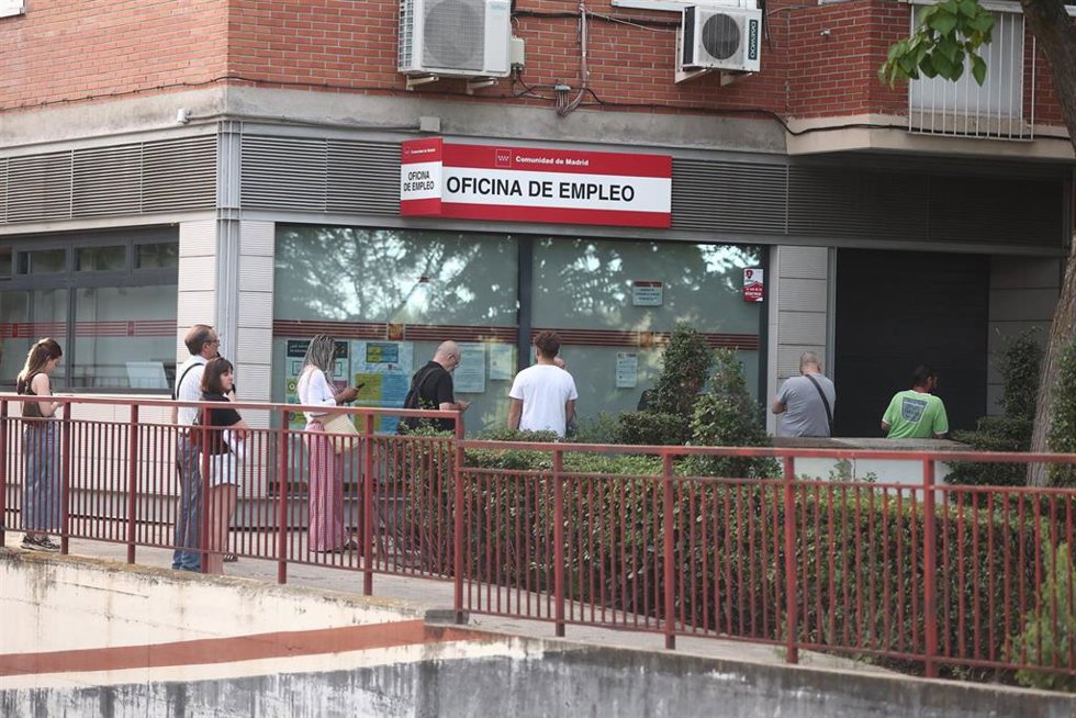 Varias personas hacen cola en una Oficina de Empleo, a 2 de junio de 2026, en Madrid (España). El paro registrado en las oficinas de los servicios públicos de empleo bajó en 36.323 personas en mayo en relación con el mes anterior (-1,5%) debido, sobre tod