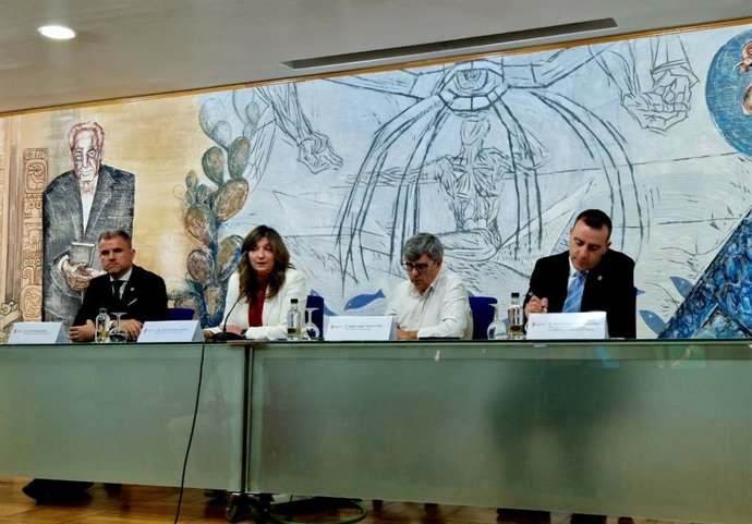 La rectora de la ULE, Nuria González (segunda por la izquierda), acompañada por varios vicerrectores.