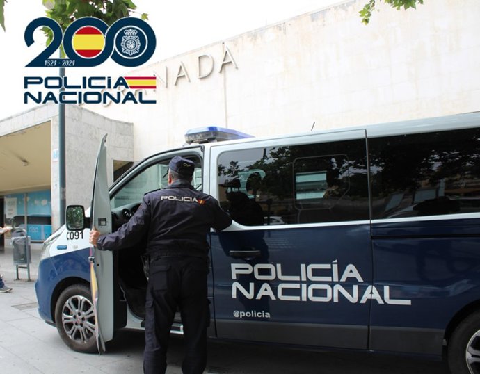 Un agente junto a un furgón de la Policía Nacional en la puerta de la Estación de Autobuses de Granada.