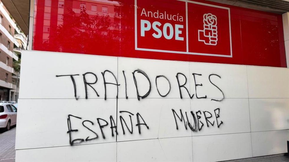 Imagen de la pintada en la sede provincial del PSOE que llama 'traidores' a los socialistas.