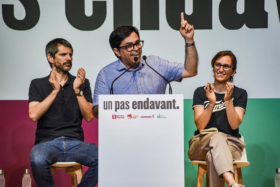 El ministro de Cultura, Ernest Urtasun (i), la ministra de Sanidad, Mónica García (d), el portavoz de los Comuns Gerardo Pisarello (c), durante un acto de los Comuns, Más Madrid, IU y Sumar, a 30 de mayo de 2026, en Barcelona, Catalunya (España). Este act