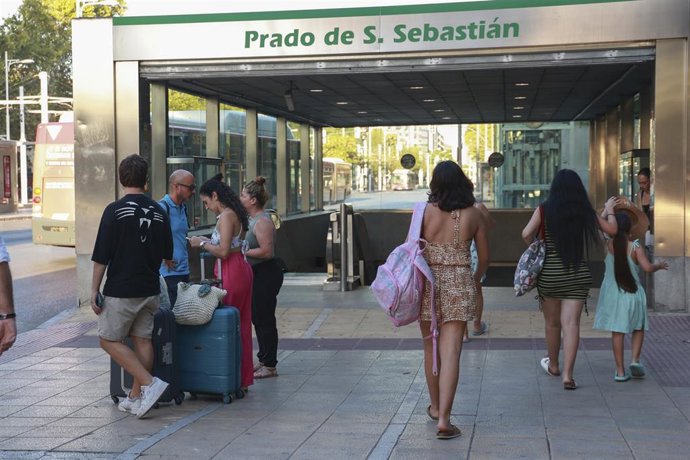 Archivo - Imagen de archivo de la Puerta de entrada al Metro de Sevilla en El Prado de San Sebastián. A 1 de agosto de 2024, en Sevilla (Andalucía, España). Puerta de entrada a la estación del Metro de Sevilla ubicada en El Prado de San Sebastián.