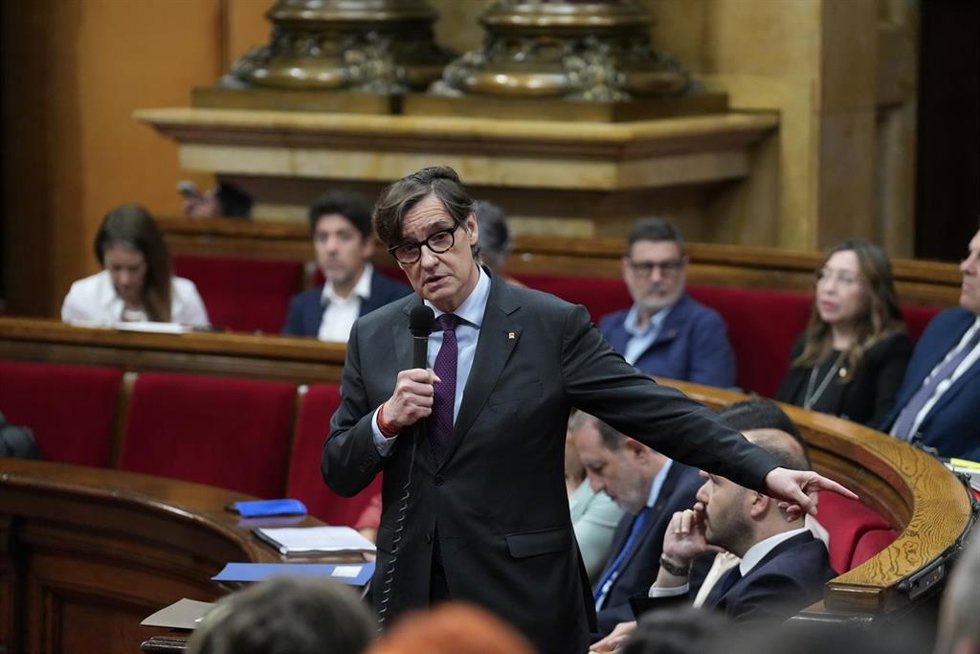 Archivo - El president de la Generalitat de Catalunya, Salvador Illa (c), durante una sesión plenaria en el Parlament de Catalunya, a 29 de abril de 2026, en Barcelona, Catalunya (España).