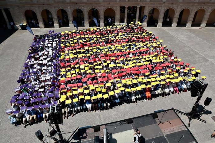 Mosaico con la bandera de Mallorca tras la cantada infantil de 'La Balanguera' en la Misericòrdia.
