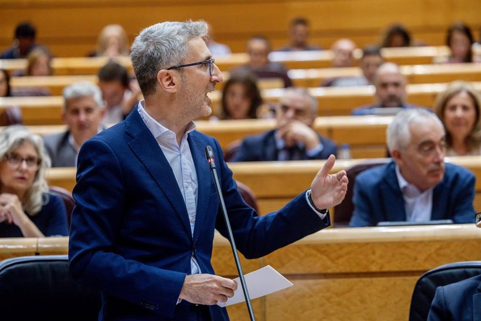 El ministro de Hacienda, Arcadi España, interviene durante una sesión plenaria en el Senado, a 26 de mayo de 2026, en Madrid (España). Además de las acusaciones al Gobierno por el expresidente Zapatero, el Pleno del Senado acoge preguntas al Gobierno sobr