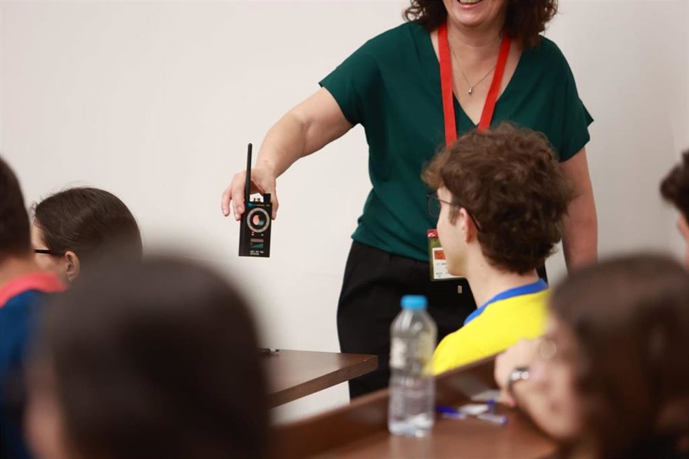 Los profesores que vigilan las pruebas de la PAU en Andalucía han realizado controles de dispositivos electrónicos con detectores.