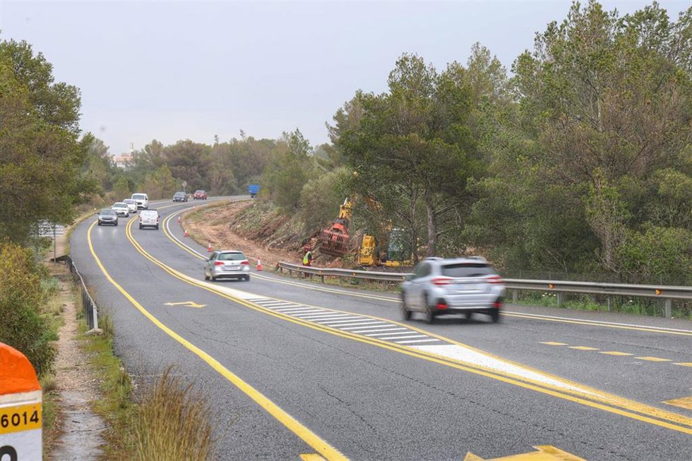 Archivo - Varios vehículos circulan por una carretera de Mallorca.