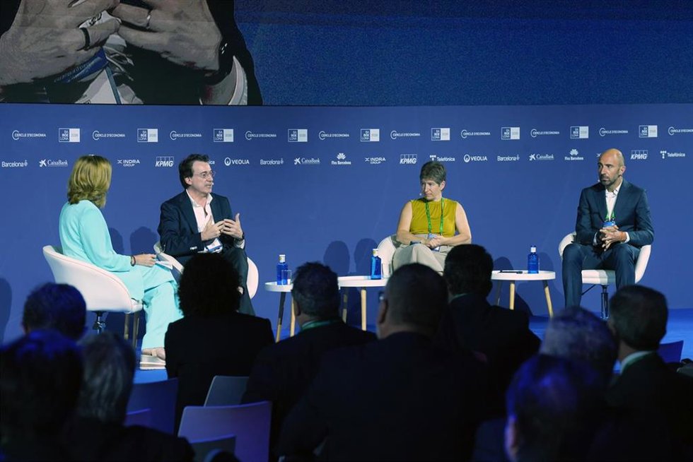 La presidenta de GMV, Mónica Martínez; el ceo de Openchip, Francesc Guim, y el cofundador de Apptronik Luis Sentis, en la sesión 'IA aplicada, robótica y el nuevo modelo industrial europeo' de la 41 Reunió Cercle d'Economia