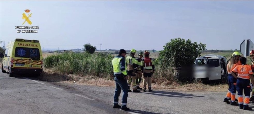 Fallecen dos ocupantes de una furgoneta y otros tres resultan graves al chocar con un camión en la A-1223, en Ilche (Huesca)