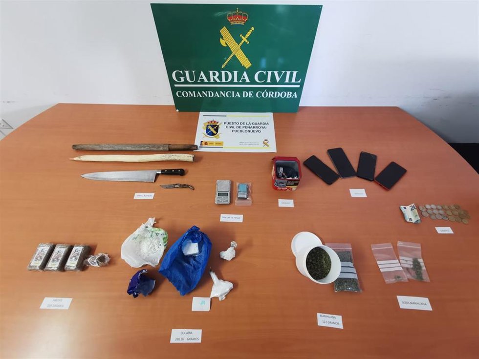 La Guardia Civil culminado una operación en Peñarroya-Pueblonuevo con la detención de cinco personas por tráfico de drogas, organización criminal y defraudación de fluido eléctrico.