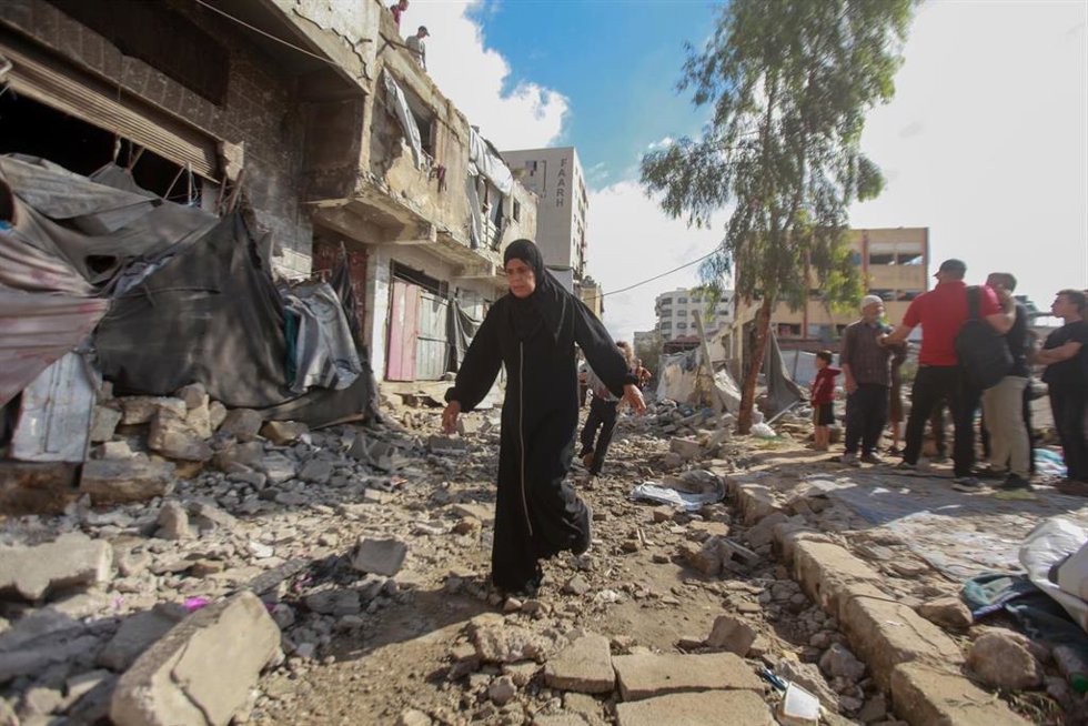 Palestinos entre los restos de un edificio de la ciudad de Gaza tras un bombardeo ejecutado por Israel el 28 de mayo de 2026, pese al alto el fuego pactado en octubre de 2025 (archivo)