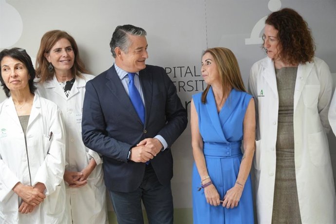 El consejero de Sanidad, Presidencia y Emergencias, Antonio Sanz, con el equipo de médicos que ha participado en el primer trasplante de intestino de Andalucía, realizado a Concha.
