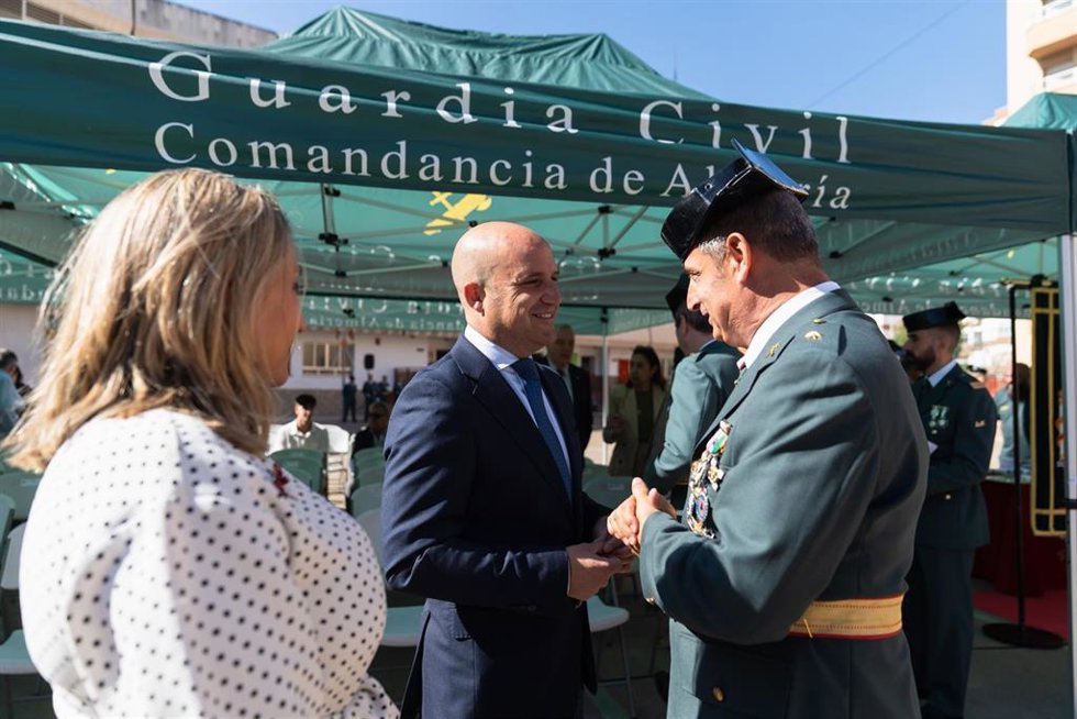 El presidente de la Diputación de Almería, José Antonio García Alcaina, saluda a un mando en el acto de celebración del 182 aniversario de la fundación de la Guardia Civil.