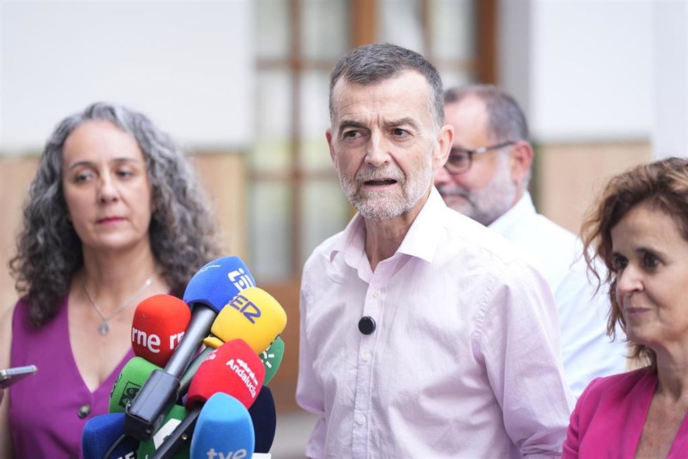 El coordinador federal de IU y candidato de Por Andalucía en las elecciones del 17M, Antonio Maíllo, atiende a los medios antes de presidir la primera reunión de trabajo con el grupo parlamentario de Por Andalucía en el patio de prensa del Parlamento. A 2
