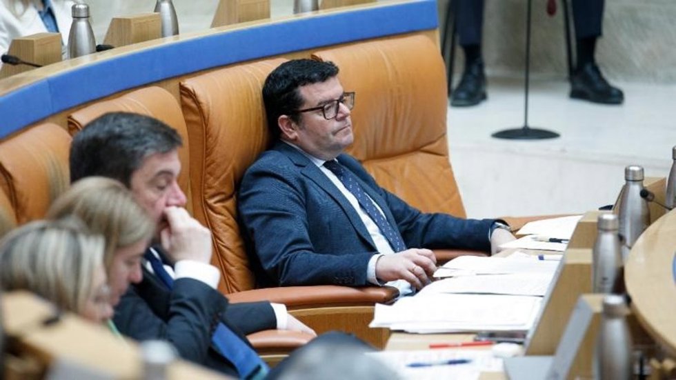 Archivo - El consejero de Hacienda, Alfonso Domínguez, en un pleno parlamentario