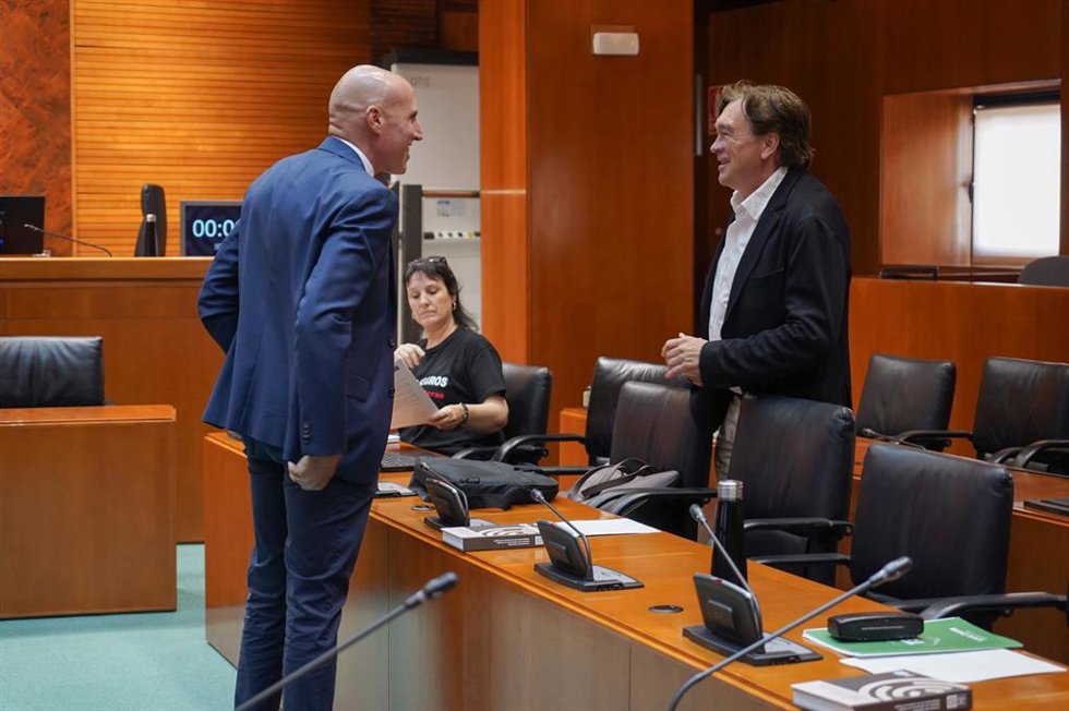 El director general de Transportes del Gobierno de Aragón, David Sánchez Fraile, conversa con el portavoz de A-TE, Tomás Guitarte.