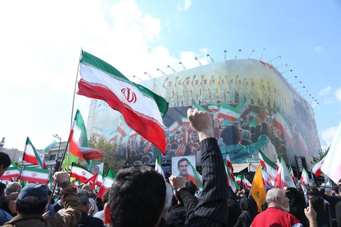 Archivo - Arquivo - TEERÃ, 1º de abril de 2026  -- Pessoas participam de uma cerimônia fúnebre em Teerã, no Irã, em 1º de abril de 2026. Iranianos se reuniram em Teerã na quarta-feira para participar da cerimônia fúnebre de Alireza Tangsiri, comandante-ch