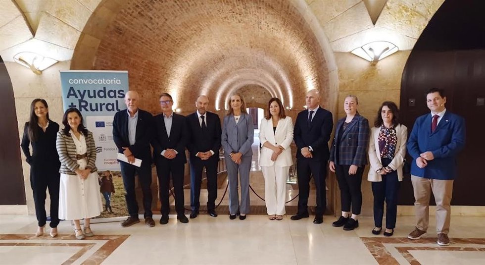 Juan Cofiño, en el centro  junto a Doña Elena de Borbón
