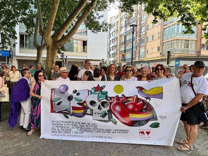 Concentración en apoyo a Manuel Sierra antes del juicio por el borrado del mural que pintó en Castronuño (Valladolid).