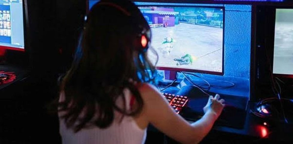 Una niña jugando con videojuegos