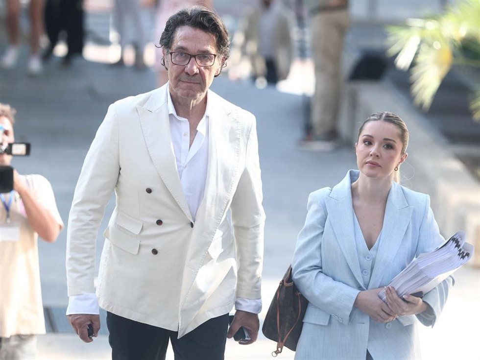 El actor, Luis Lorenzoa su llegad al juicio por presunto maltrato y estafa a una familiar anciana, en la Audiencia Provincial de Madrid con su abogada Beatriz Uriarte