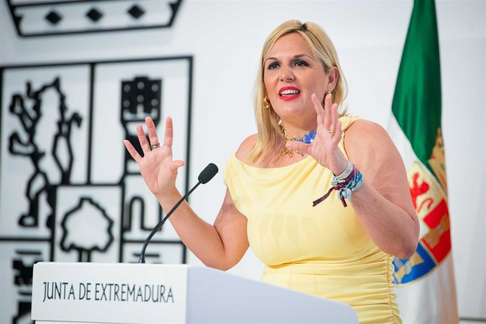 La portavoz de la Junta y consejera de Hacienda, Elena Manzano, en la rueda de prensa posterior a la reunión del Consejo de Gobierno