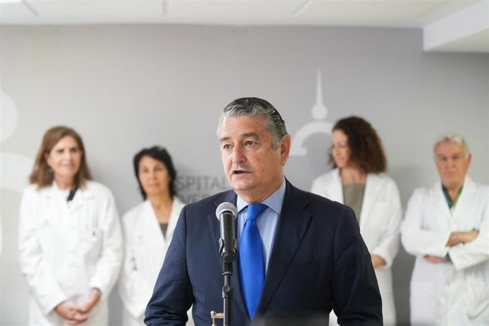 El consejero en funciones de Sanidad, Presidencia y Emergencias, Antonio Sanz (d), informa de trasplante pionero en Andalucía en el Hospital Universitario Virgen del Rocío de Sevilla. A 2 de junio de 2026 en Sevilla (Andalucía, España).