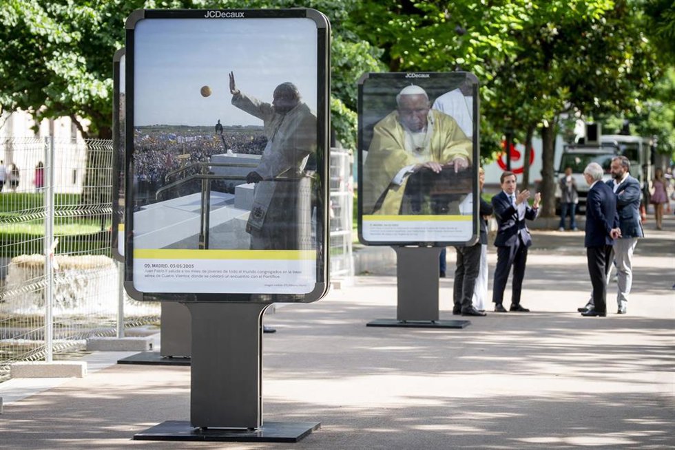 El alcalde de Madrid, José Luis Martínez-Almeida, durante el acto oficial de inauguración de la muestra al aire libre instalada en el paseo de Recoletos, a 25 de mayo de 2026, en Madrid (España). Esta iniciativa cultural e institucional forma parte del pr