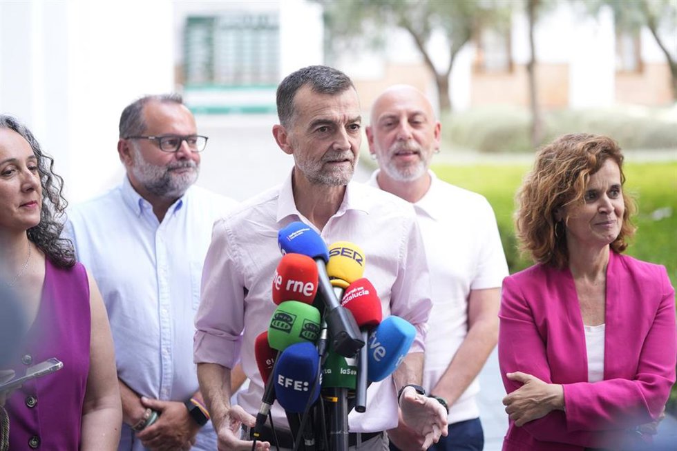 El coordinador federal de IU y candidato de Por Andalucía en las elecciones del 17M, Antonio Maíllo, atiende a los medios.
