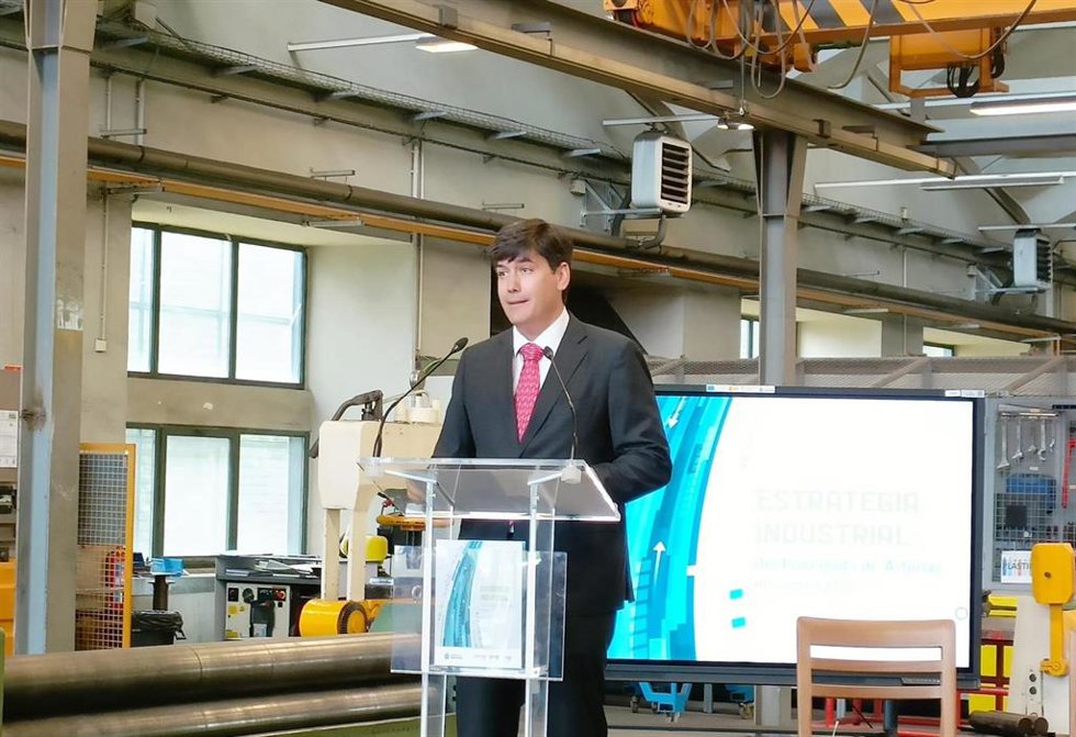 El consejero de Ciencia, Industria y Empleo de Asturias, Borja Sánchez, antes de la firma de la Estrategia Industrial de Asturias en el Taller de Soldadura del Cetro Integrado de Formación Profesional (CIFP) de los Sectores Industrial y de Servicios.