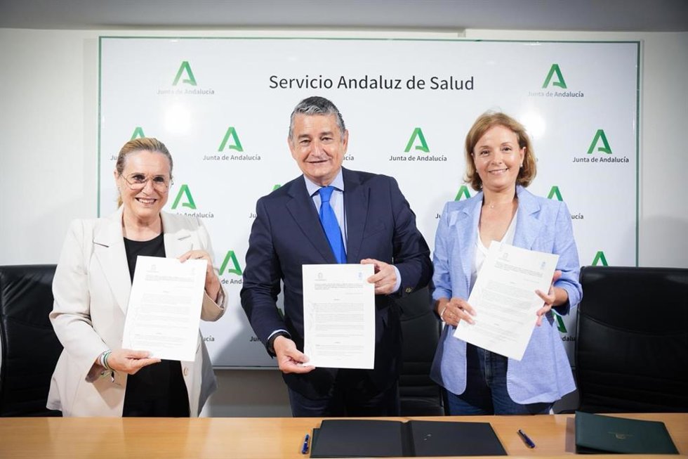 El consejero de Sanidad, Presidencia y Emergencias en funciones, Antonio Sanz, y la alcaldesa de Fuengirola, Ana Mula, en la formalización del acuerdo para construir un Centro de Urgencias 24h