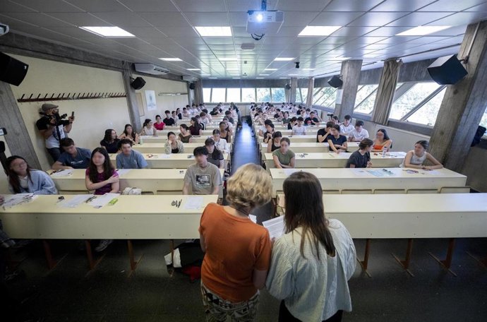 Alumnos esperan para comenzar su primer examen de la PAU 2026, en la Facultad de Ciencias de la Información de la Universidad Complutense de Madrid