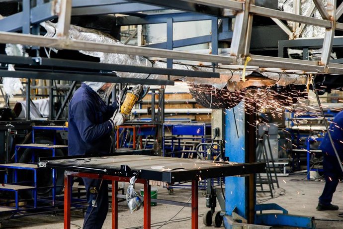 Archivo - Trabajadores del taller durante una visita al taller de Ayats, a 24 de febrero de 2026, en Arbúcies, Catalunya (España). Carrocerías Ayats es referente en el sector de la fabricación de autobuses y autocares en Europa.