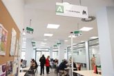 Foto: Sindicatos alertan del "fantasma de la temporalidad" y la "dependencia del sector servicios" ante la bajada del paro